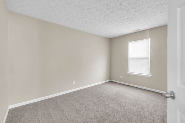 Building Photo - PRICE DROP!!! 3 BEDROOM 2.5 BATH SOUTH FULTON HOME!!