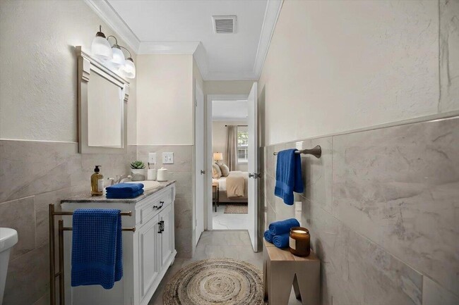 Building Photo - 5540 Lakewood Cir S
