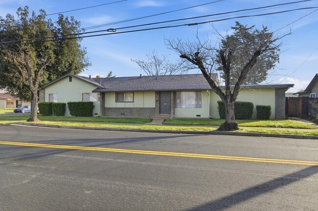 Building Photo - 1504 Rose Ave