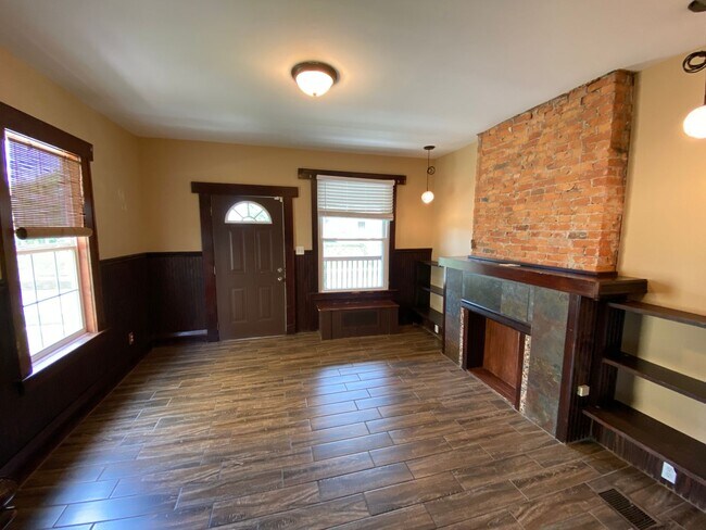 Building Photo - 442 E 16th Ave