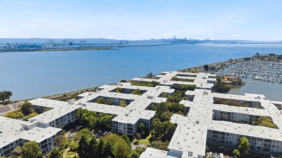 Building Photo - 4 Admiral Dr