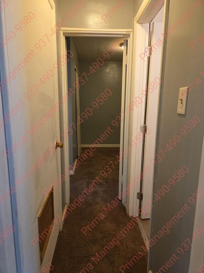 Building Photo - Quaint 3 bed 1 bath house with AC & everyt...