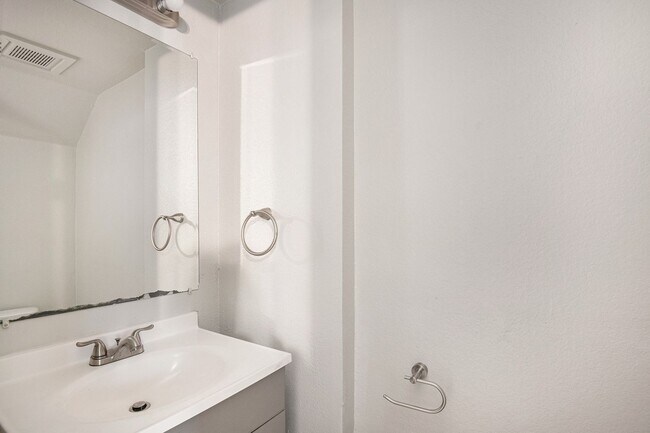 Building Photo - Recently updated 2-story 2-1.5 in Fort Worth ready for move-in!