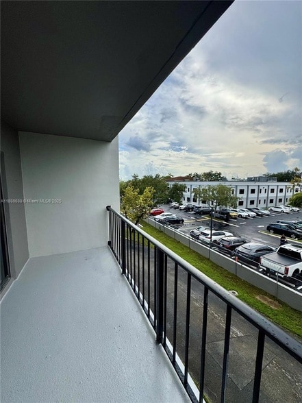 Building Photo - 10431 N Kendall Dr