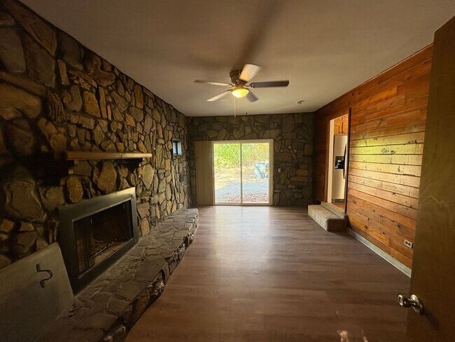 Building Photo - Donelson 3 Bedroom, 1 Bath House