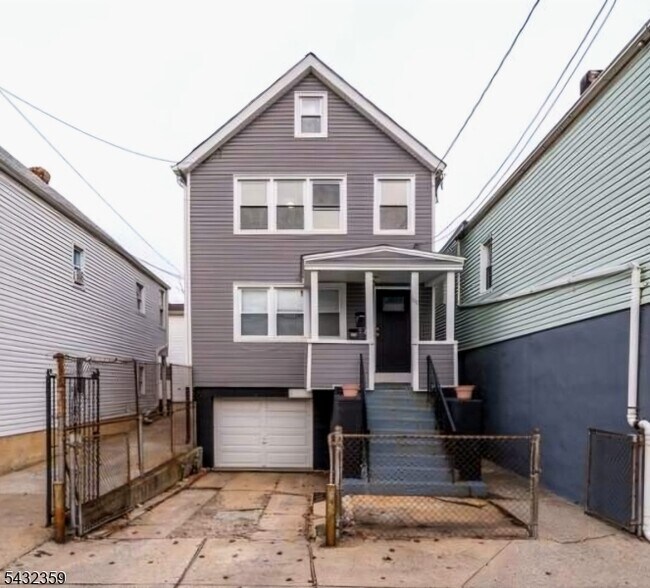 Building Photo - 115 Pine St