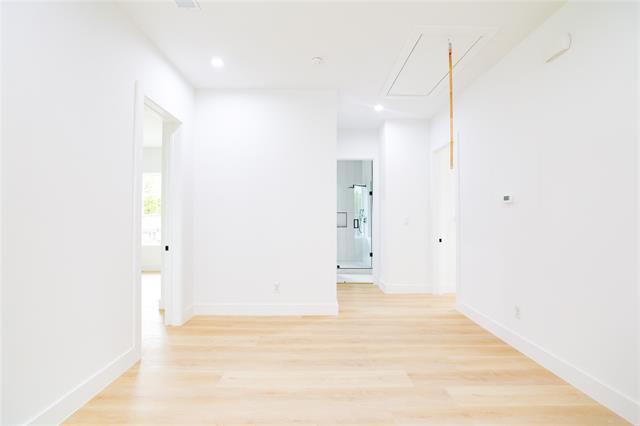 Building Photo - 306 E 7th St