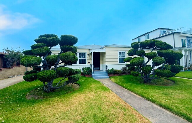 Building Photo - Beach House with Big Garage