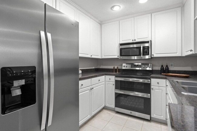 Building Photo - "Chic 800 Sq Ft Downtown San Diego Retreat...