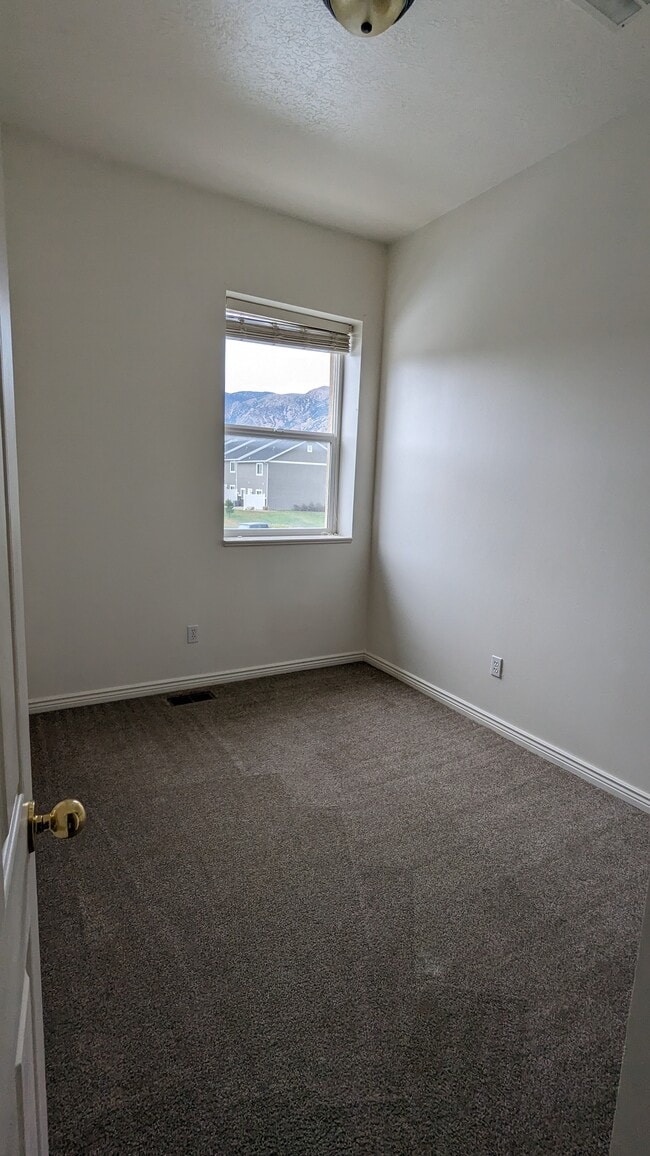 Building Photo - 324 E Yellow Feather Dr