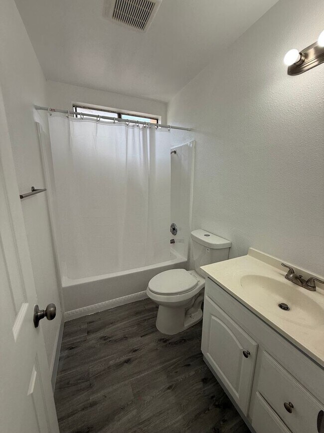 Building Photo - Beautifully Upgraded 4 Bedroom, 2 Bath! Do...