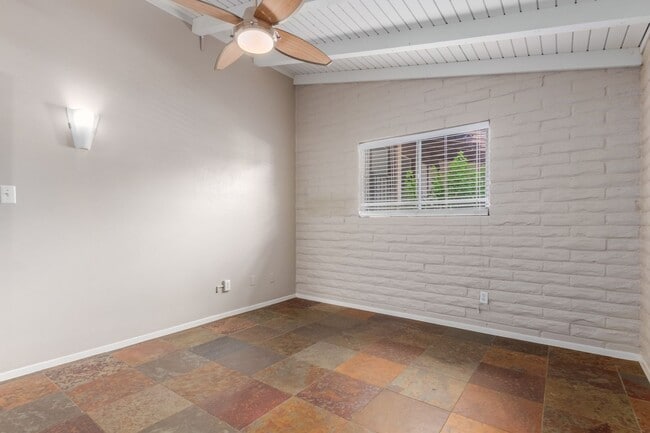 Building Photo - 2-Bedroom Condo in Citrus Acres Steps from...