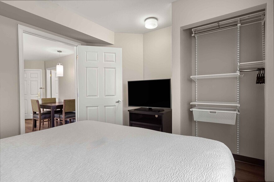 Building Photo - Furnished Studio-Fenton