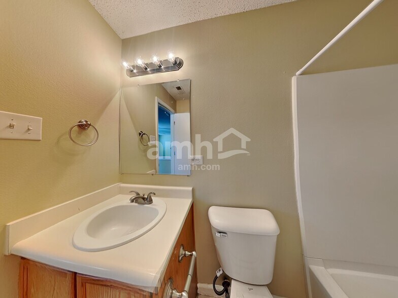 Building Photo - 2185 Shadowbrook Dr