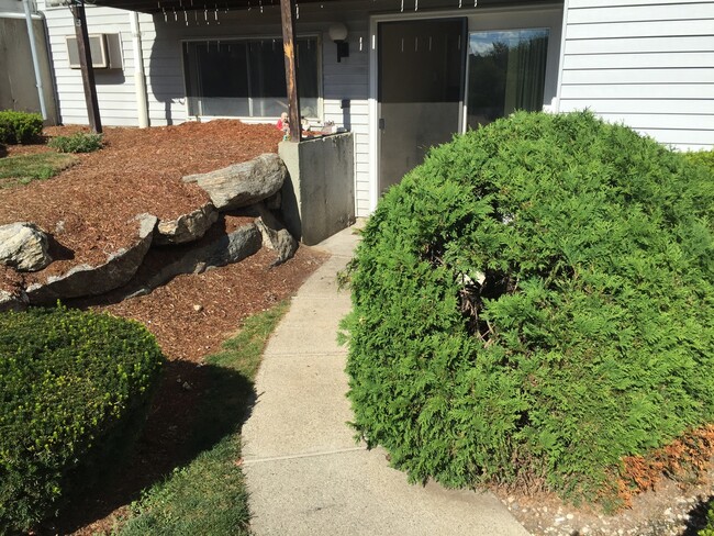 Building Photo - Private entrance ground floor apartment