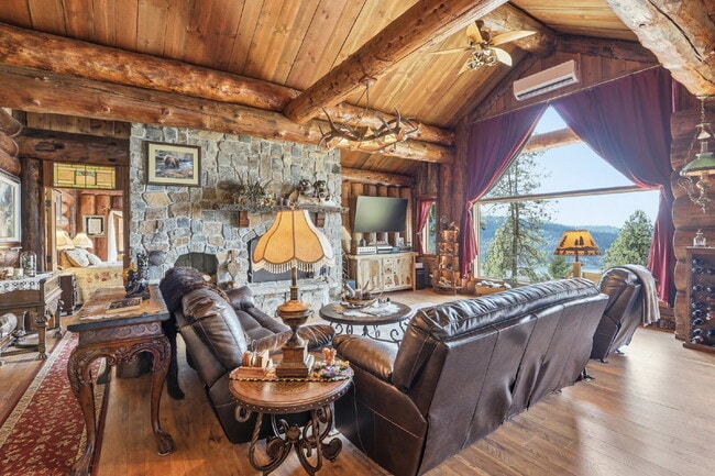 Building Photo - 2BR, 2BTH Executive Log Cabin Living Overlooking Carlin Bay on Lake Coeur d'Alene