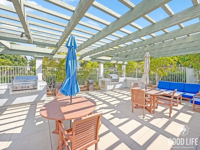Building Photo - Stunning 3B/3BA Townhome in Oceanside!