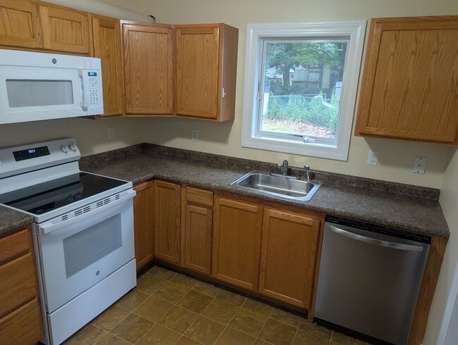 Building Photo - Gorgeous One+ bedroom in Brunswick
