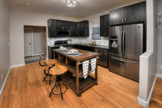 Building Photo - PRE-LEASE AUGUST 2026 - 4/4 HOUSE 3 BLOCKS FROM UA