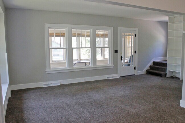 Building Photo - 502 12th Ave
