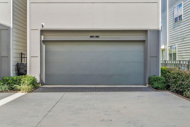 Building Photo - Great Opportunity! Modern three-story home located in the heart of EaDo, offering a well-designed...