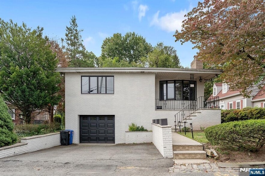 Primary Photo - 15 Barnes Dr