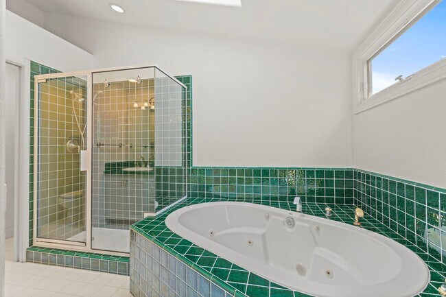 Building Photo - Stunning *VIEW* home for rent in desirable...