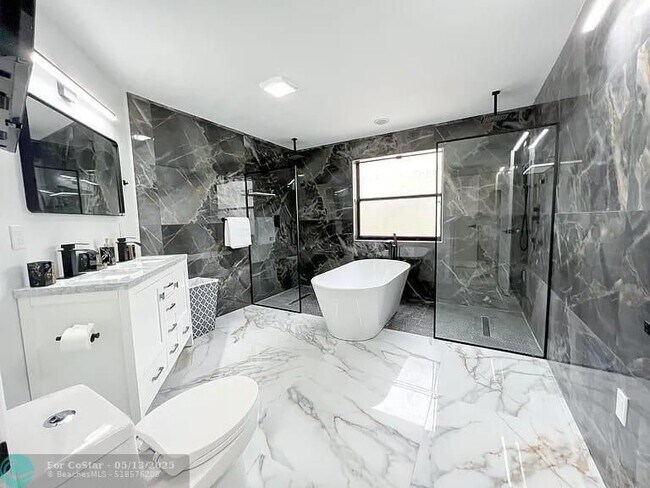 Building Photo - 2060 Amesbury Cir