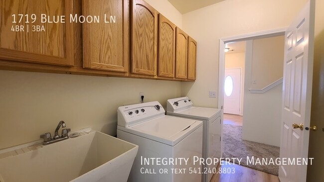 Building Photo - 1719 Blue Moon Ln