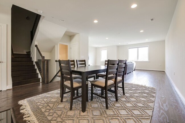 Building Photo - Updated 3br/2.5ba Condo Townhome Alexandria Walk to Metro