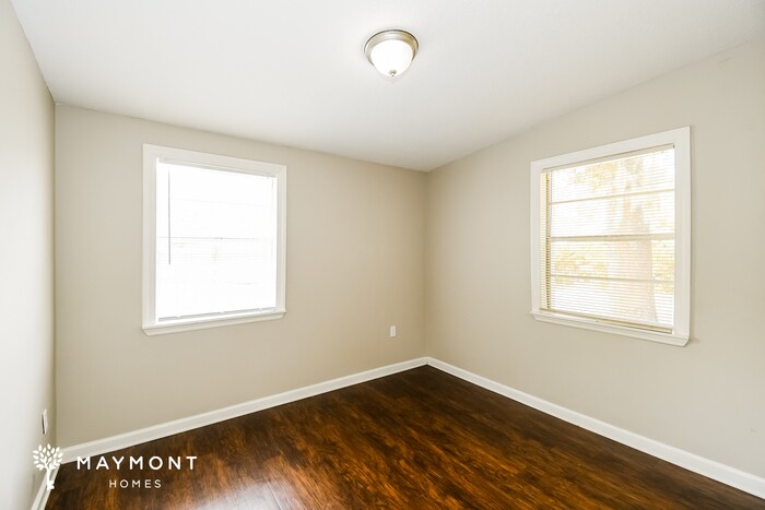 Building Photo - 10406 Pinehurst Dr