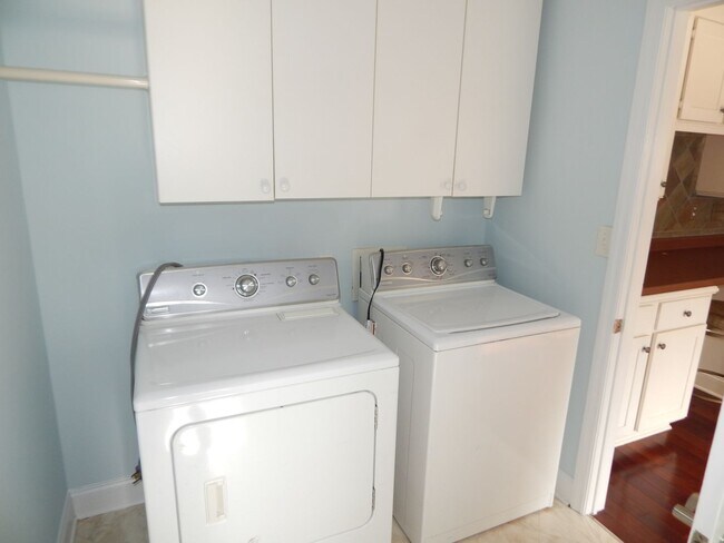 Building Photo - Spacious home in Pine Valley.