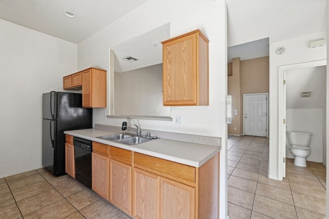 Building Photo - Gated Community, close to 101 and Arrowhead!