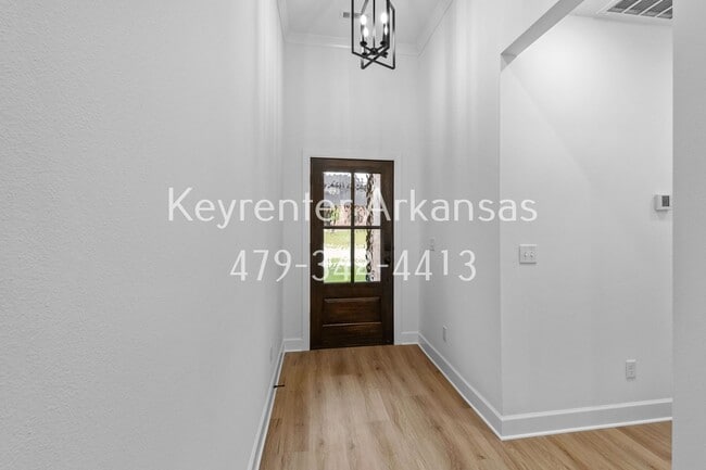 Building Photo - 4 Bed, 2 Bath Home