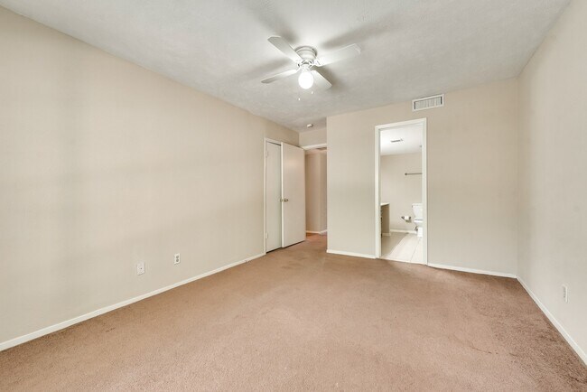 Building Photo - Adorable Townhome featuring 3 Bedrooms + Office In Prime Location