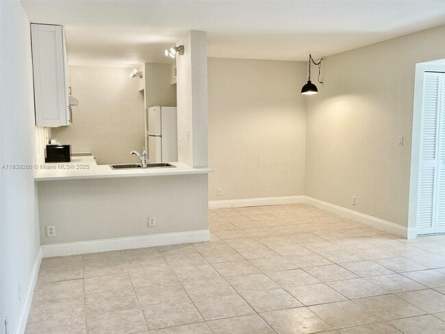 Building Photo - 2624 Riverside Dr