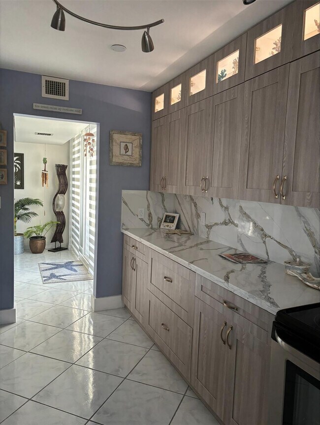 Building Photo - 1370 S Ocean Blvd