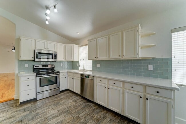 Building Photo - 2014 E Glenhaven Dr