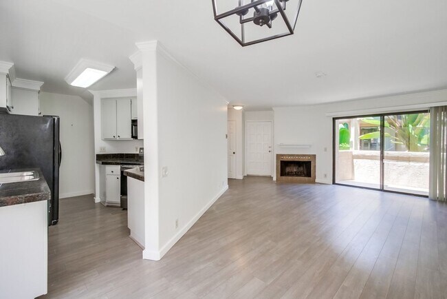 Building Photo - Spacious La Jolla Townhome in Desirable Wo...