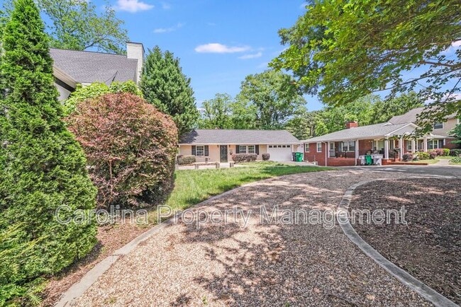 Building Photo - 2417 Laburnum Ave