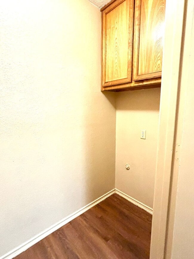 Building Photo - 3 Bedroom and 2 Bath with attached garage