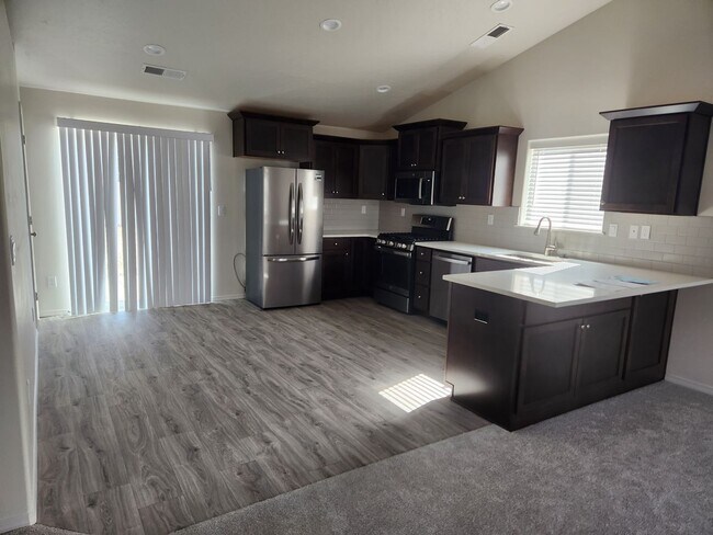 Building Photo - Beautiful brand new 3 bed 2 bath home in the Shadow Glenn Subdivision, just off Linden and Middle...