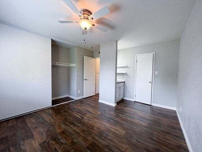 Building Photo - 432 Holland Dr