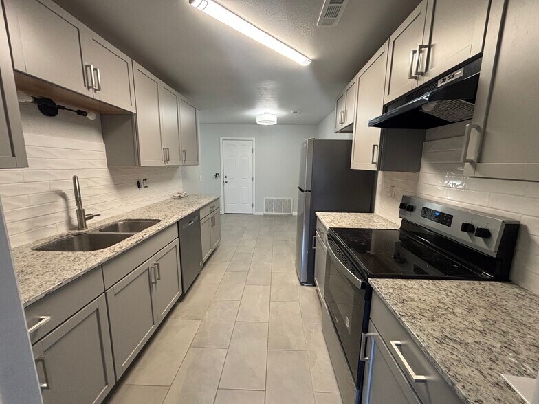 Building Photo - 2101 W Roselawn St