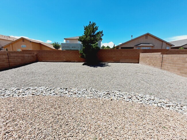 Building Photo - 3 bed 2 bath home in Huning Ranch