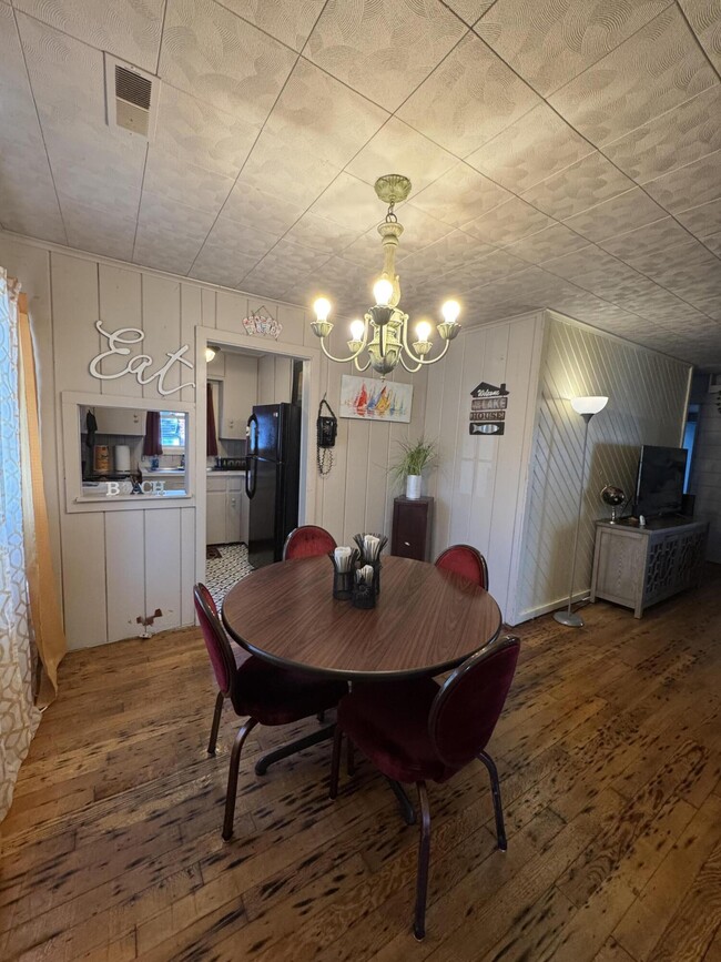 Building Photo - 13512 Venetian Dr