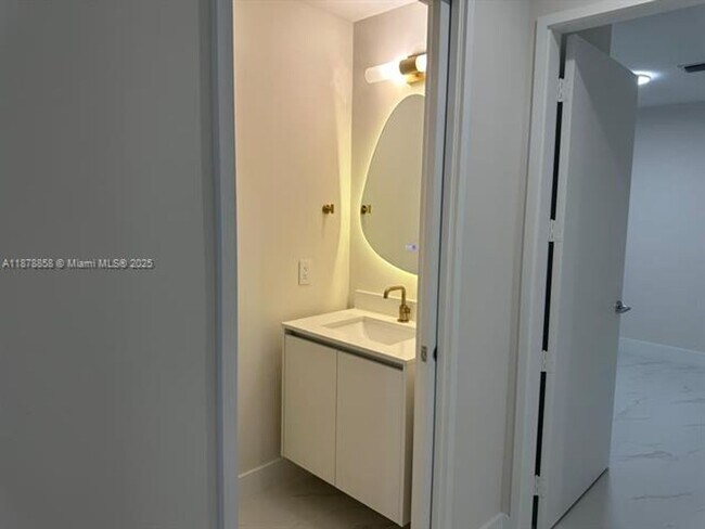 Building Photo - 700 NE 24th St