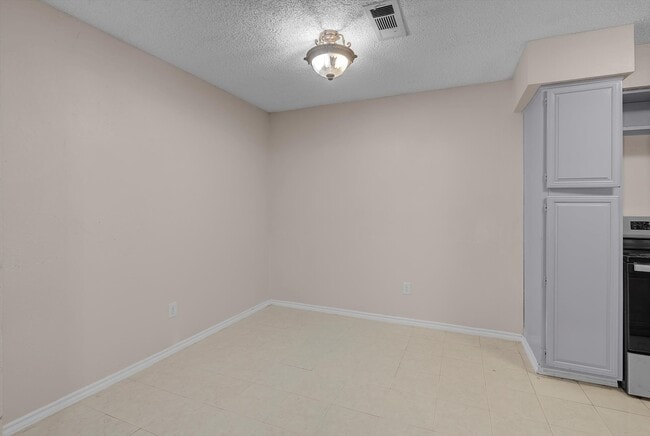 Building Photo - 5867 Village Forest Ct