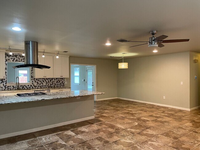 Building Photo - 1.5 Miles to Gruene / Fridge, Washer & Dryer Included / 2 Living Areas / Tons of Space / No Carpe...
