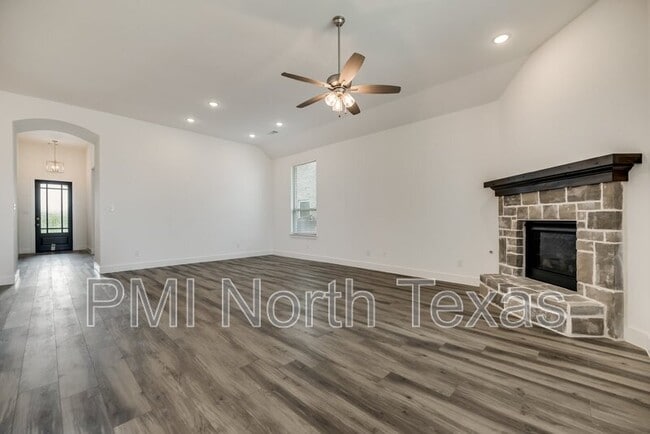 Building Photo - 405 Yellowstone Dr